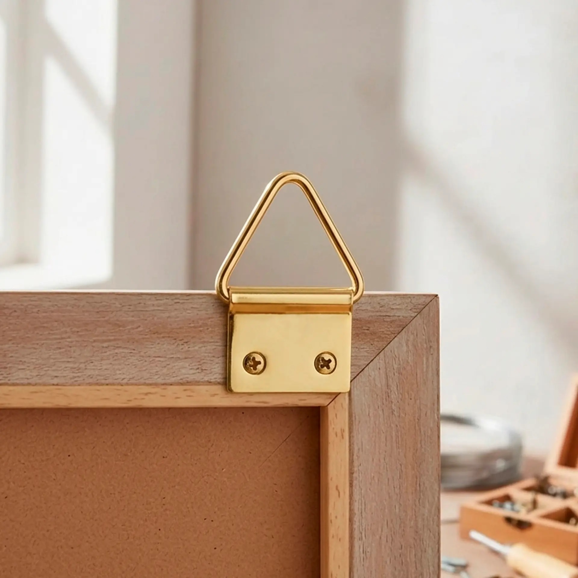 SUPORTE TRIANGULO GRANDE PARA QUADRO 24X29MM BICROMATIZADO - Foto 1